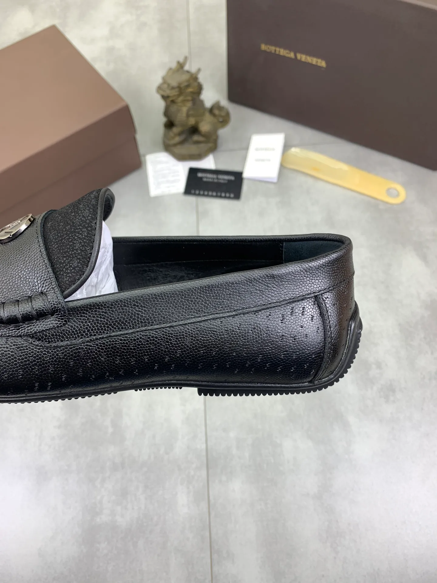Men's shoes 💰P420 [New model] Water-dyed Niuli 💰High-quality business beanie shoes 💎💎💎 BOTTEGA VENETA official website synchronizes the latest top version of BV in the market, accepts material comparison, shoe type comparison, process comparison, practical and texture, versatile, suitable for any occasion, the more you look at it, the more it tastes. Pure hand-woven craftsmanship - Upper material, hand-woven calfskin imported from Italy 🇮🇹 - High-quality water-dyed cowhide lining - Original private model customized outsole -Size: 39-44 (38 45 can be customized) Color: black or brown optional